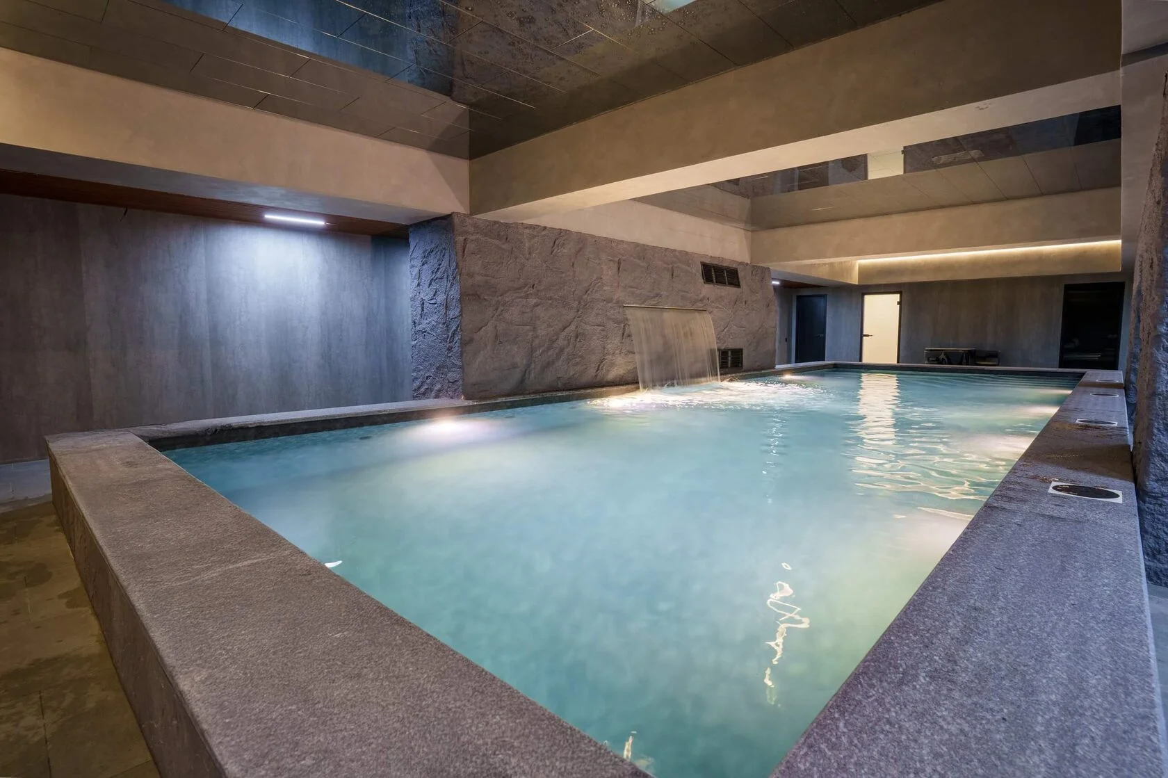 Бассейн для расслабления — Platinum Corona Spa Алматы